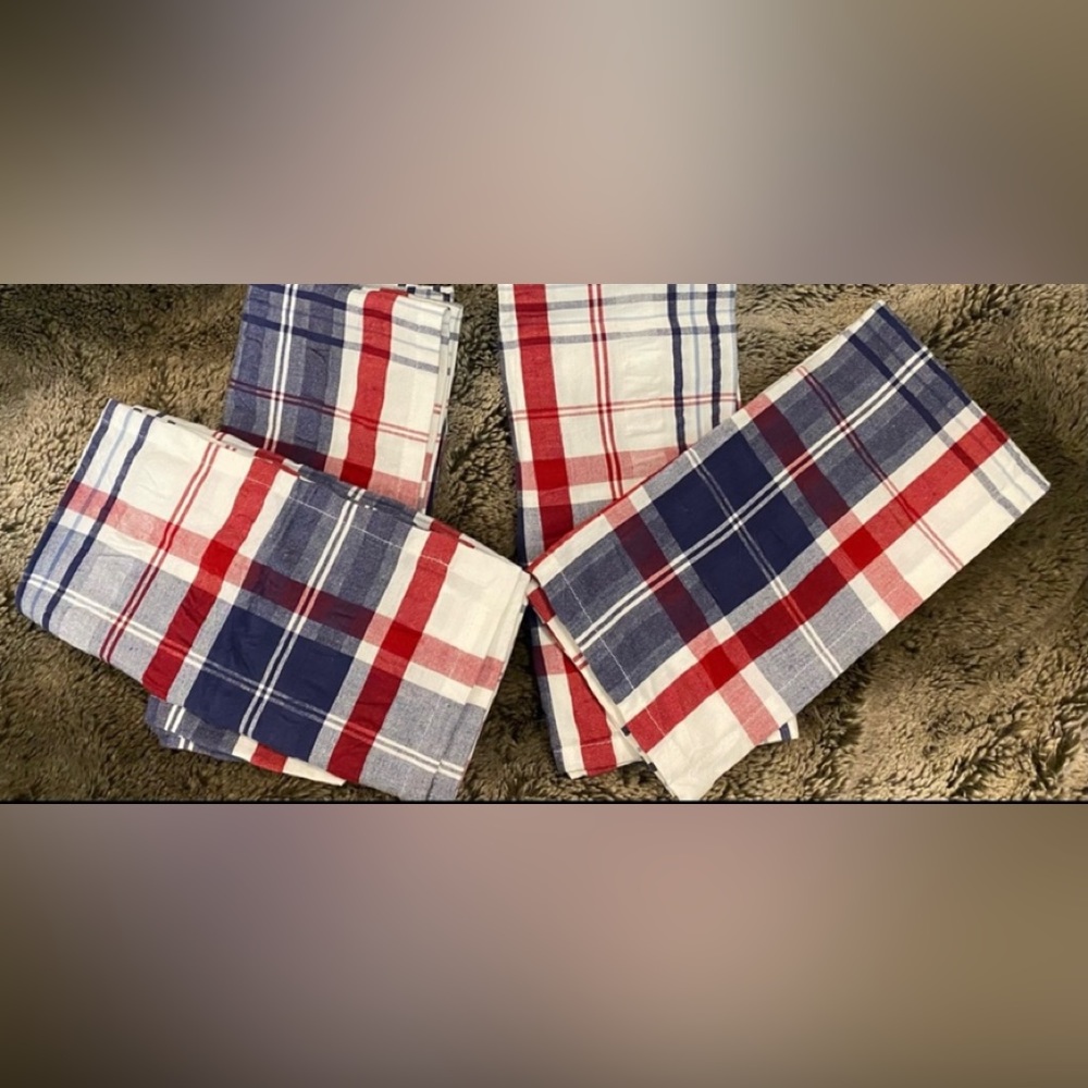 New with tags Pier1 100%cotton napkin set. Price is for all 4. You will ❤️ them